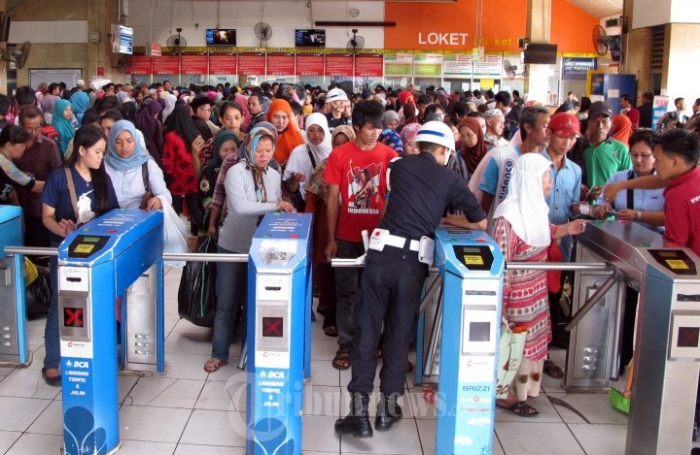 Antrean di Stasiun Tanah Abang untuk naik Commuter Line. Sumber gambar: tribunnews.com