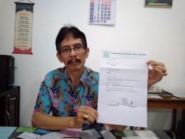 Ketua Majelis Jamaat GPIB Immanuel Pendeta Richard Agung Sutjahjono menunjukkan surat permakluman dari Takmir Masjid Jami' yang diterimanya di GPIB Immanuel, Selasa (13/6).