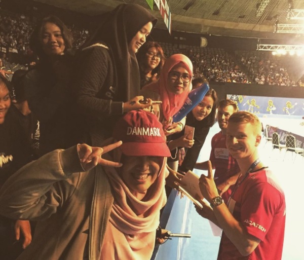 Datang ramai-ramai untuk menyapa para pemain. (sumber foto: Instagram Kim Astrup)