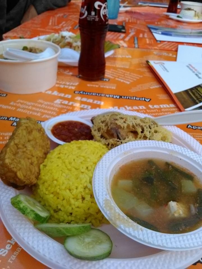 nasi kuning dan lauknya (dok.pri)