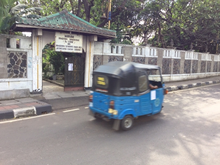 Makam Pangeran Sanghiyang, kerabat dekat Pangeran yang juga tak jauh dari kompleks masjid (Dokpri)