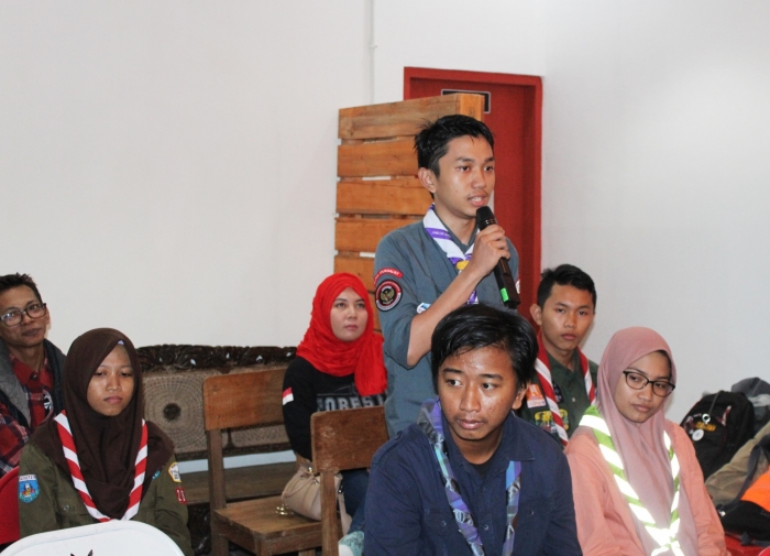 Peserta ngabuburit jurnalis antusias bertanya. (Foto: ISJ)