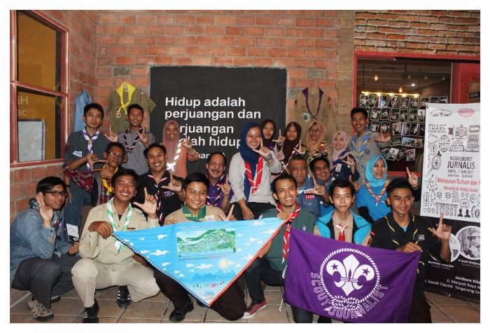 Sebagian peserta dan panitia berfoto bersama di akhir acara ngabuburit jurnalis. (Foto: ISJ)