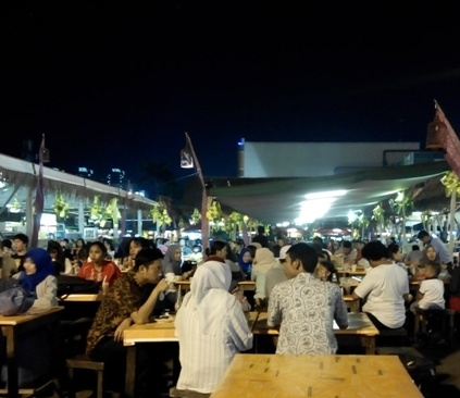 Jam 20.00 pun masih ramai (dokpri)