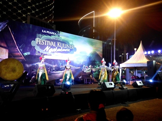 Tari Sunda Kontemporer menghibur pengunjung (dokpri)
