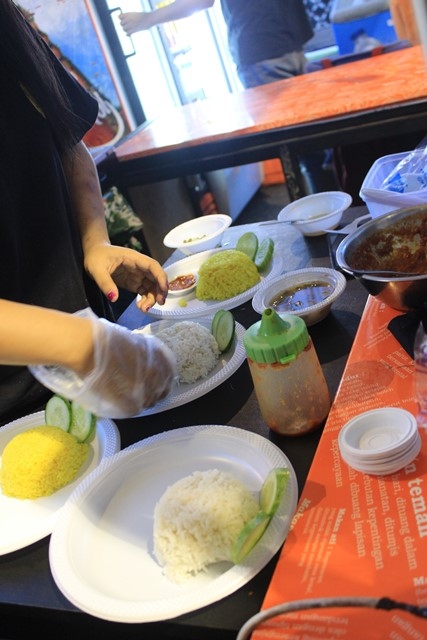 Racikan Nasi Kuning Ayam Kremes Sariwangi, dokpri