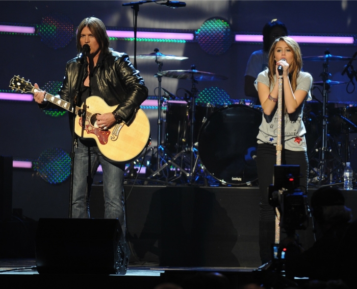 Miley Cyrus dan ayahnya Billy Ray Cyrus. Sumber: Pixabay.