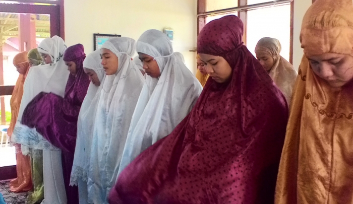 Perempuan binaan sedang salat berjemaah. (DOK. PRIBADI)