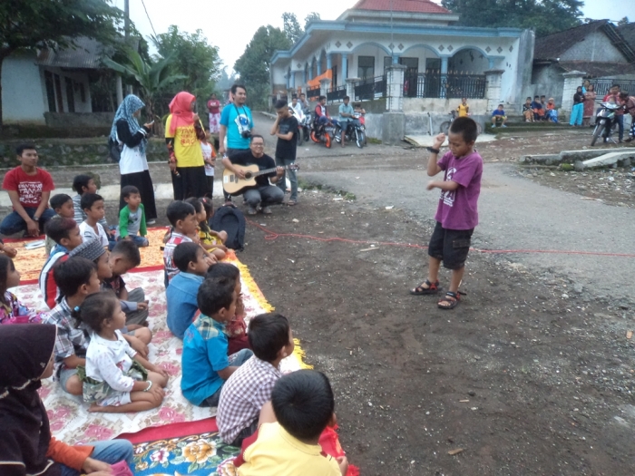 Pantomim oleh Adik Marcel di depan anak-anak dusun Sumbermulyo | dok.pribadi