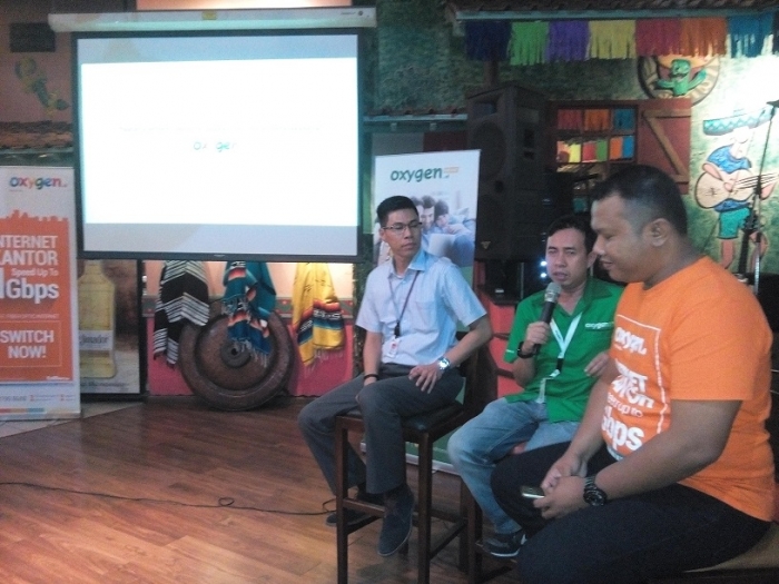 para pembicara Kompasiana Nangkring-Oxygen: Pak Hendrik Kurniawan, Pak Mauldi Wirastomo, dan Pak Yance Arlyansyah dari Oxygen. (foto: dokpri)