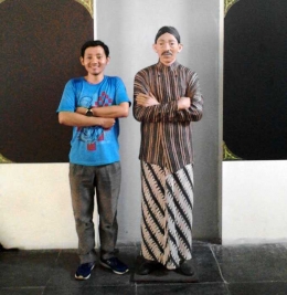 Saya dan patung Pak Wahidin Sudirohusodo (Foto: Muthiah Alhasany).