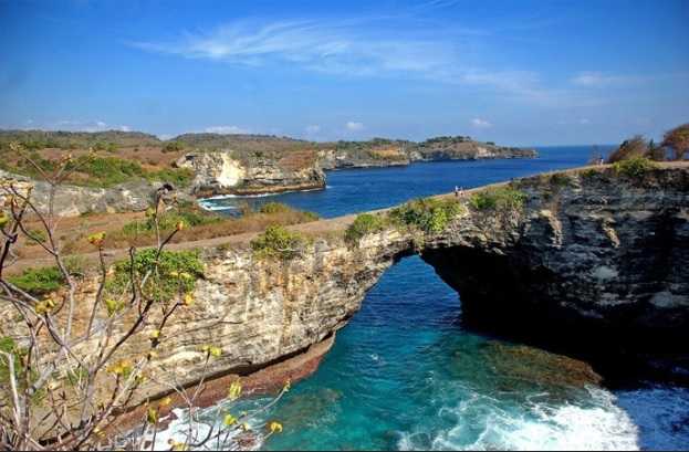 Deskripsi : Pasih Uug terdapat jembatan alam yang terbentuk dari tebing yang dikikis air laut I Sumber Foto : Bali Funky