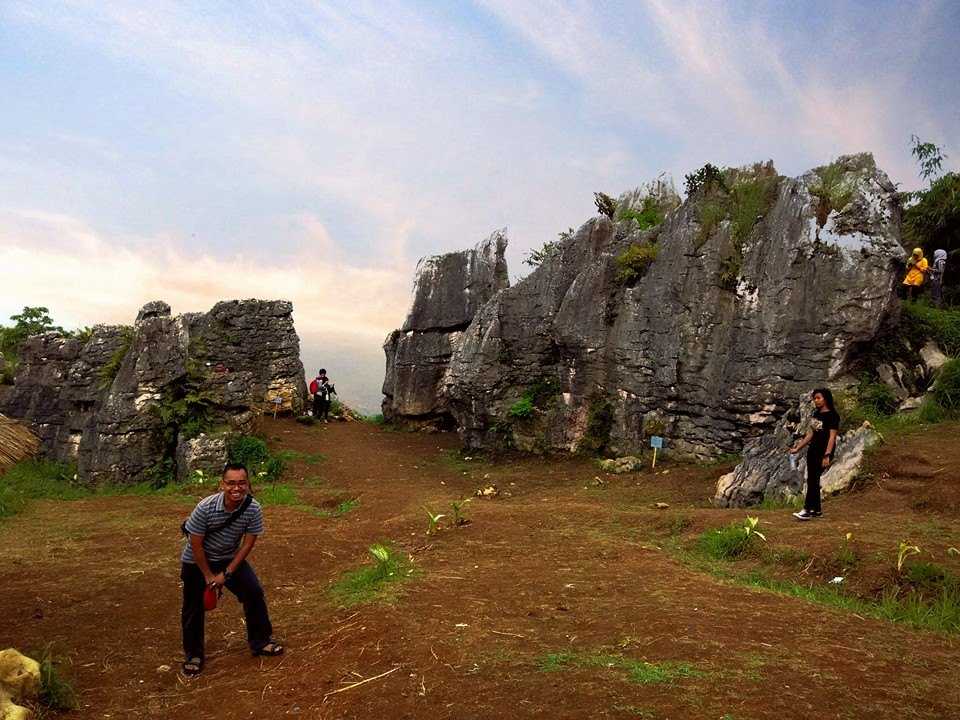 Deskripsi : Menuju Stone Garden butuh perjuangan, trekking dengan kemiringan 45 derajat dari tempat parkir kendaraan membutuhkan ketahanan fisik I Sumber Foto : Andri M