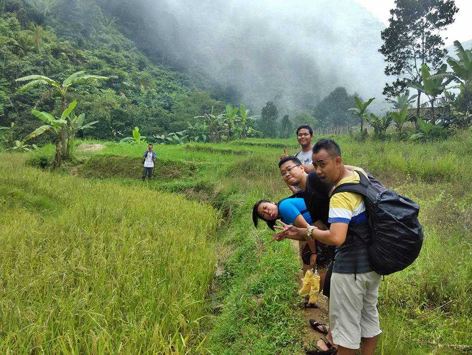 Deskripsi : Trekking menuju Curug Cikaracak, Gunung Gede bersama Komunitas Backpacker Jakarta I Sumber Foto : Andri M