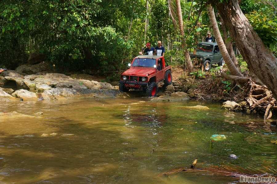 Saat pertama kalinya jeep terjun ke sungai (Dokumentasi Pribadi)