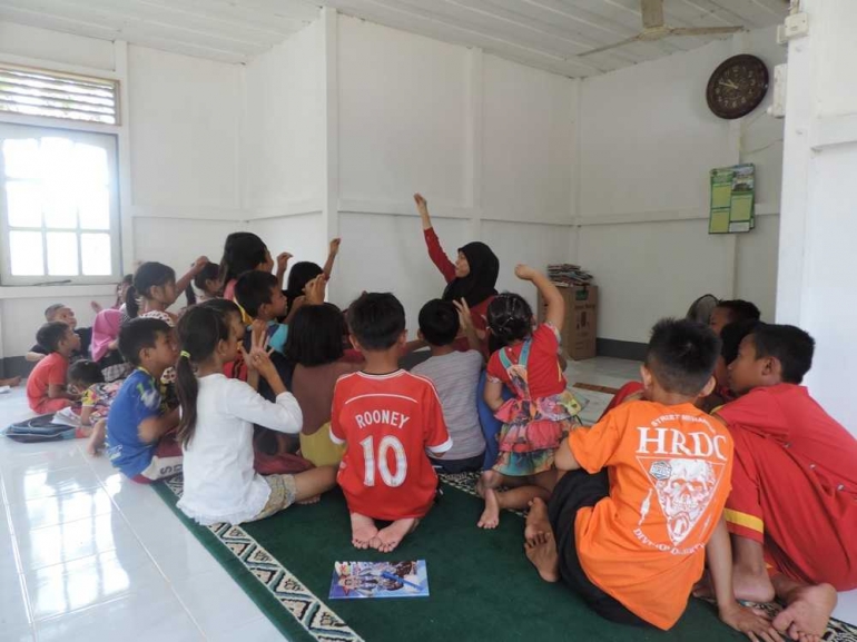 Penyampaian materi kepada anak-anak di Batu Kumpang, Desa Sungai Ringin, Kecamatan Sekadau Hilir, Kabupaten Sekadau. | DOK.PRIBADI