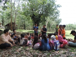 Mengenalkan permainan tradisional kepada anak-anak di Batu Kumpang, Desa Sungai Ringin, Kecamatan Sekadau Hilir, Kabupaten Sekadau.| DOK.PRIBADI