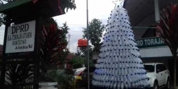Pohon natal dari botol plastik bekas. Foto: Tribunnews.com