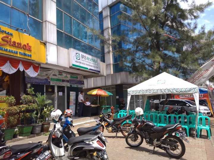 Kondisi kantor BPJS yang cenderung sepi mendekati jam 12 siang | Foto: Rifki Feriandi