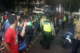 Masyarakat menonton insiden jatuhnya parapet di Kebayoran Baru, Jakarta Selatan, Jumat (3/11/2017).(Sub Bagian Humas Polres Metro Jakarta Selatan)