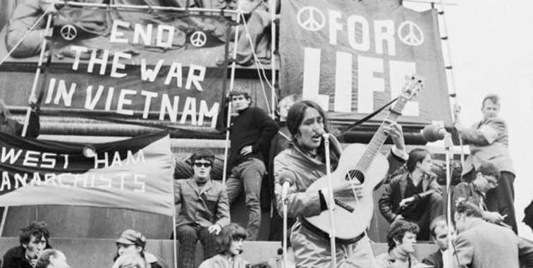 Joan Baez dalam demonstrasi di London 1965, menolak perang Vietnam. Sumber: Getty Images/irishtimes.com