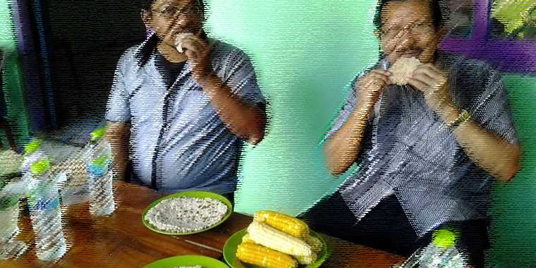 Rekan tim dari Jakarta disuguhi Putak dan Jagung dalam pertemuan dengan masyarakat desa. Dokpri