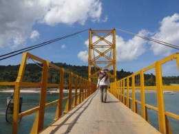 Istri di Yellow Bridge (Jembatan Kuning) Nusa Lembongan dengan pose yang hampir sama (Sumber: dokumen pribadi)