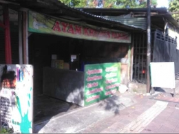 Salah satu warung makan di Kota Denpasar milik pendatang yang tutup siang hari (Sumber: dokumen pribadi)