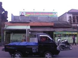 Salah satu warung makan milik pendatang di Kota Denpasar yang buka siang hari (Sumber: dokumen pribadi)