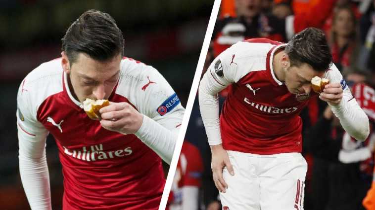 Mesut Ozil mencium roti yang dilempar oleh penonton. Kolase oleh ilmfeed.com
