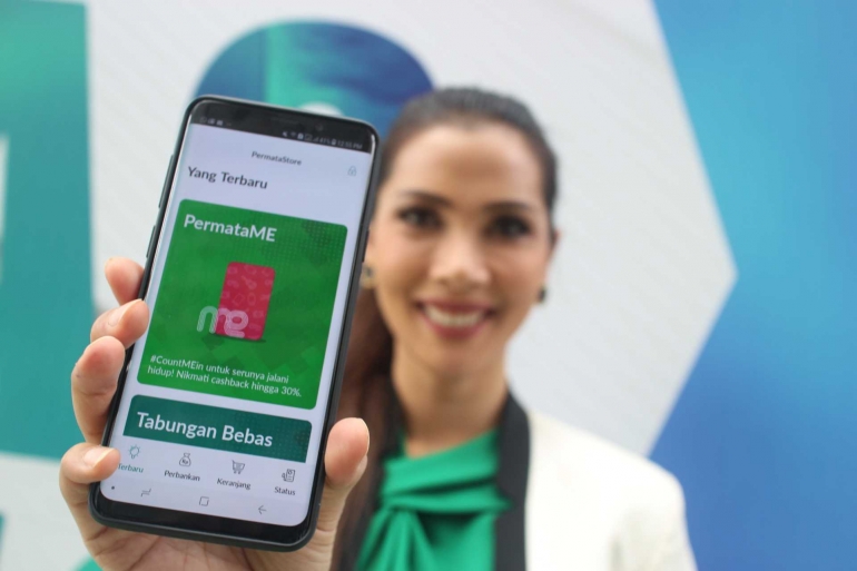 Aplikasi Permata Mobile X memudahkan transaksi dan investasi di perbankan. Foto: Didik Purwanto