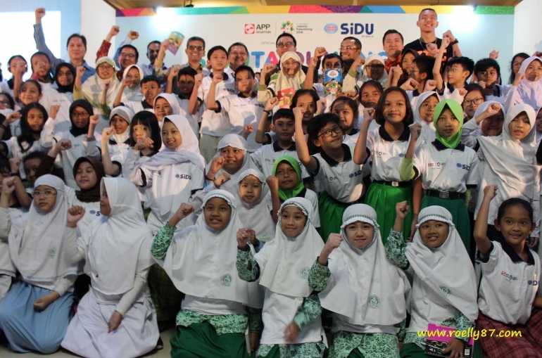 Foto bersama siswa-siswi SD dalam acara Sejuta Dukungan untuk Indonesia pada Asian Games 2018/dokpri