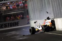 Nelson Piquet Jr sengara tabrakan mobil ke tembok, sumber: Lat Images
