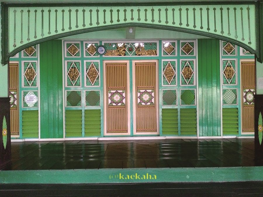 Ornamen penghias pada dinding gebyog (Foto : @kaekaha)