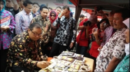 Menteri Koperasi dan Usaha Kecil dan Menengah Republik Indonesia, Anak Agung Gede Ngurah Puspayoga mencicipi Kopi Luwak MB (Dokumentasi Mas Budi)