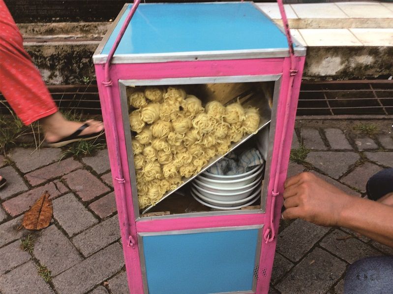 Tampak samping Kotak Kaca berisi Mie Kuning dan Mangkok (Foto : @kaekaha)