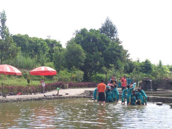 Suasana ketika anak-anak bermain di Kediri Eco Park (foto: Luana Yunaneva)