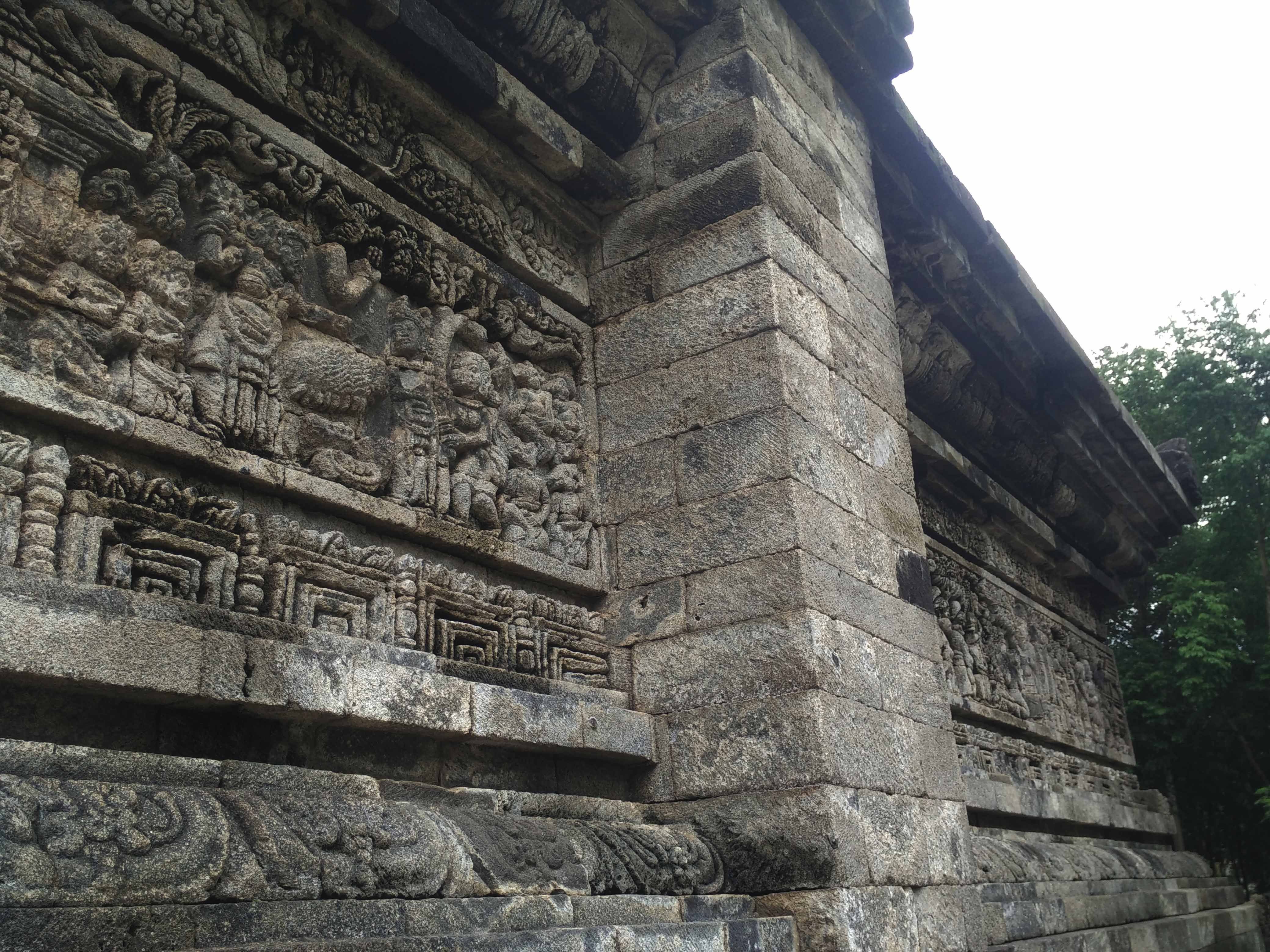 Relief cerita Sudamala yang tertuang pada salah satu sisi Candi Tegowangi (foto: Luana Yunaneva)