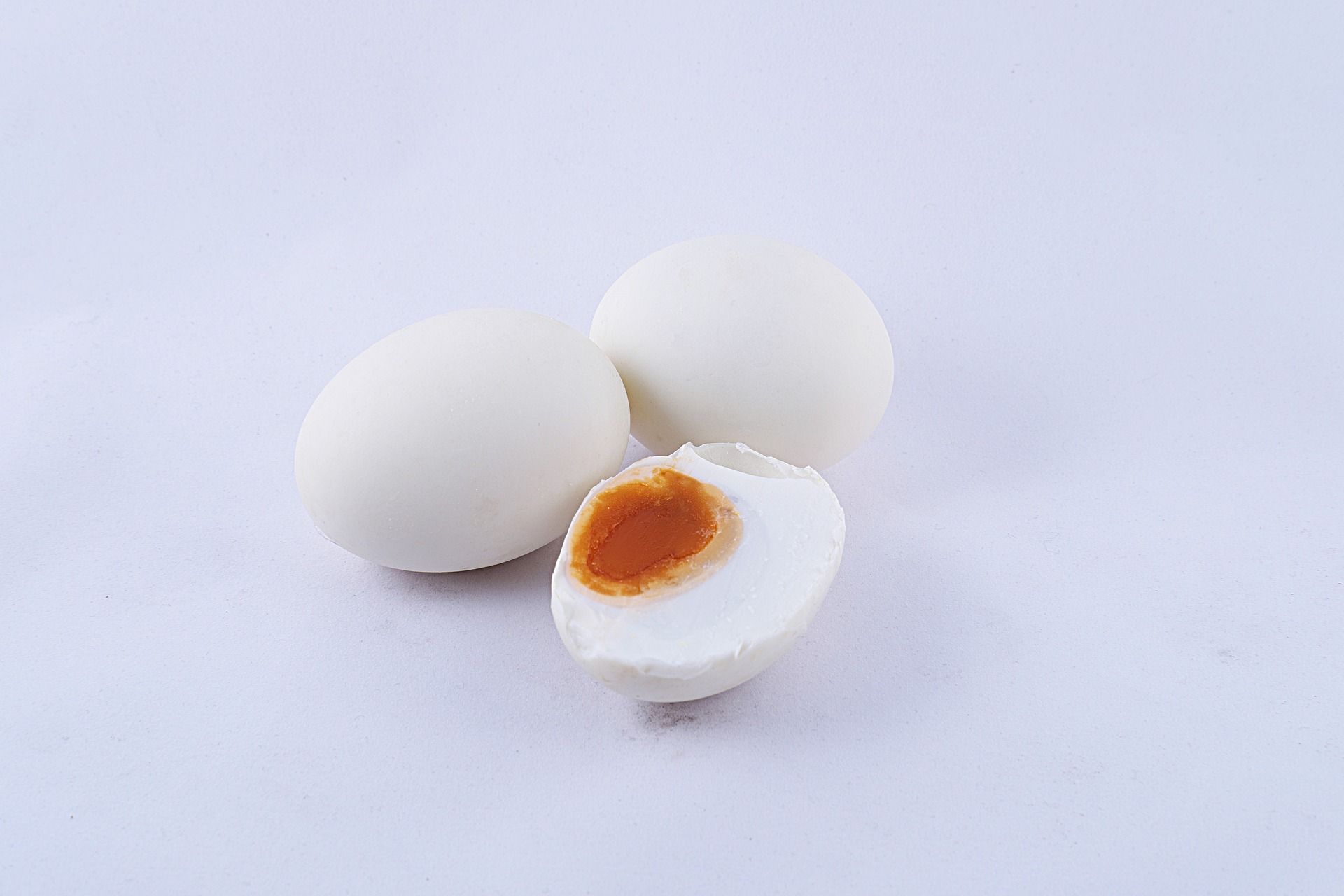 Pemberian garam berlebih pada proses pembuatan telur asin berguna untuk