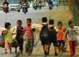 Anak putus sekolah yang sedang menjadi pemulung untuk membantu orang tuanya. Diambil dari www.beastudiindonesia.net