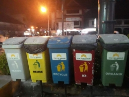 Ilustrasi: Tempat sampah terpilah akan menjadi aksesoris bila tanpa bank sampah yang mengelolanya. Sumber: Pribadi