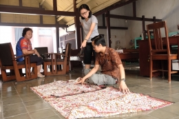 Mempelajari motif batik dan membelinya di rumah Bapak Sigit Witjaksono di Lasem | Foto Cynthia Iskandar