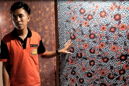 Pemandu di Tiongkok Kecil Heritage sedang menjelaskan motif-motif Batik Lasem dan Sejarah Batik Tiga Negeri | Dokumentasi Pribadi