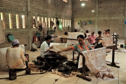 Proses pembuatan batik di workshop milik Bapak Santoso pemilik Batik Tulis Lasem Pusaka Beruang | Dokumentasi Pribadi