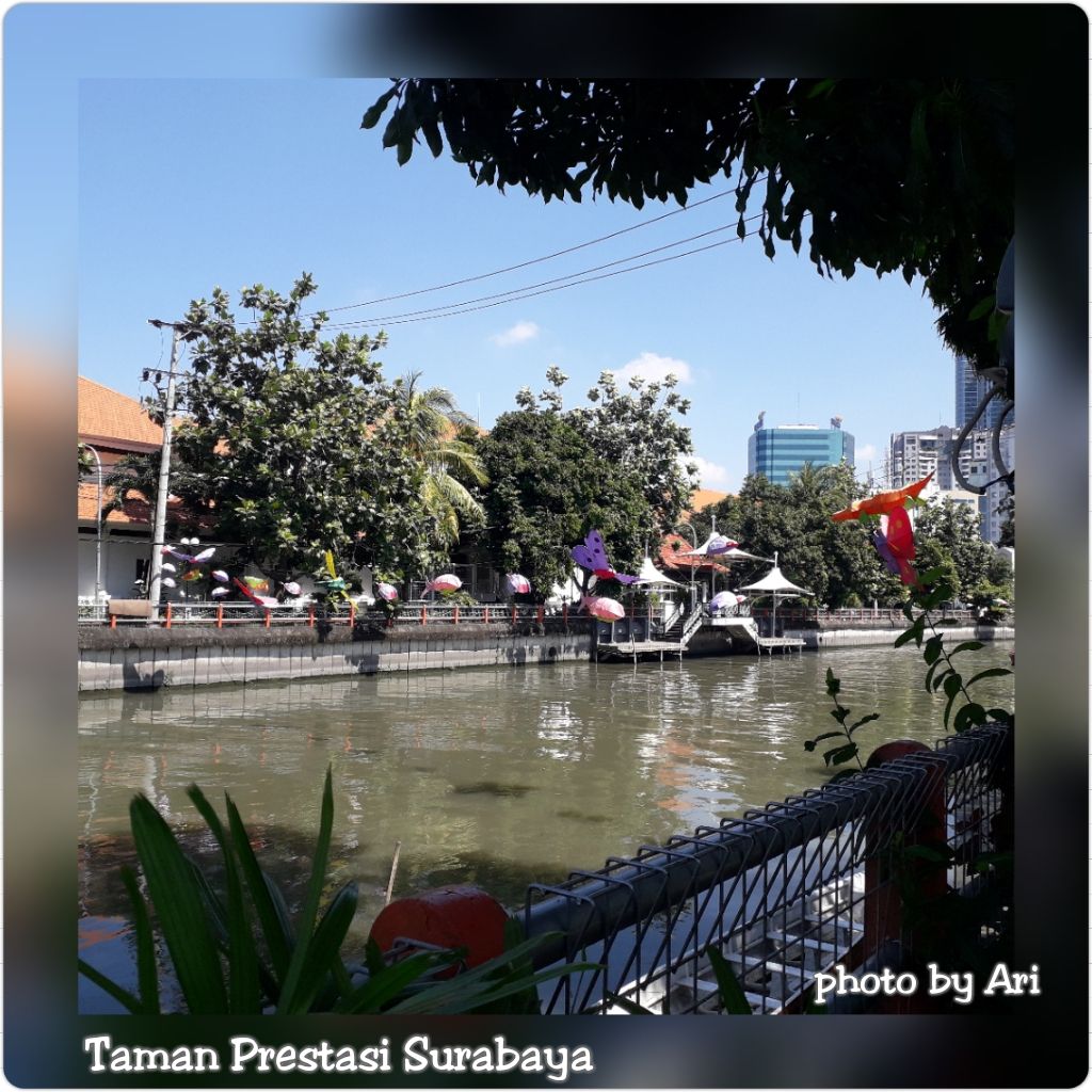 Sungai Kalimas yang berbatasan dengan Taman Prestasi. Photo by Ari