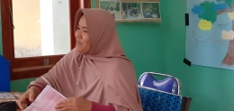 Nurhayati (46 tahun) pengelola perpustakaan desa Batu ibuku, kecamatan Merawang, kabupaten Bangka (dokpri) 