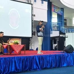 Penulis saat menjadi pembicara di Seminar Nasional Marketing Fair Politeknik Negeri Malang (dokpri)