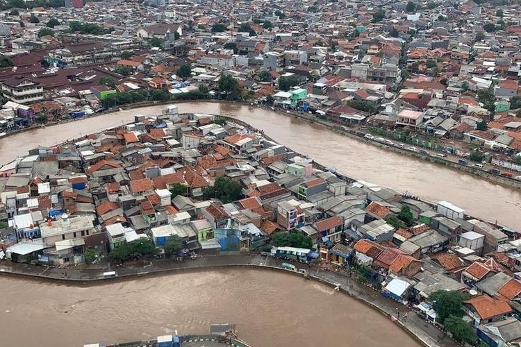 Tampilan banjir Jakarta di kawasan Kampung Melayu, Jakarta Timur, dari helikopter yang mengangkut Kepala BNPB Doni Monardo dan Gubernur DKI Jakarta Anies Baswedan, saat mereka meninjau kondisi banjir terkini pada Rabu (1/1/2020).(DOKUMENTASI BNPB)