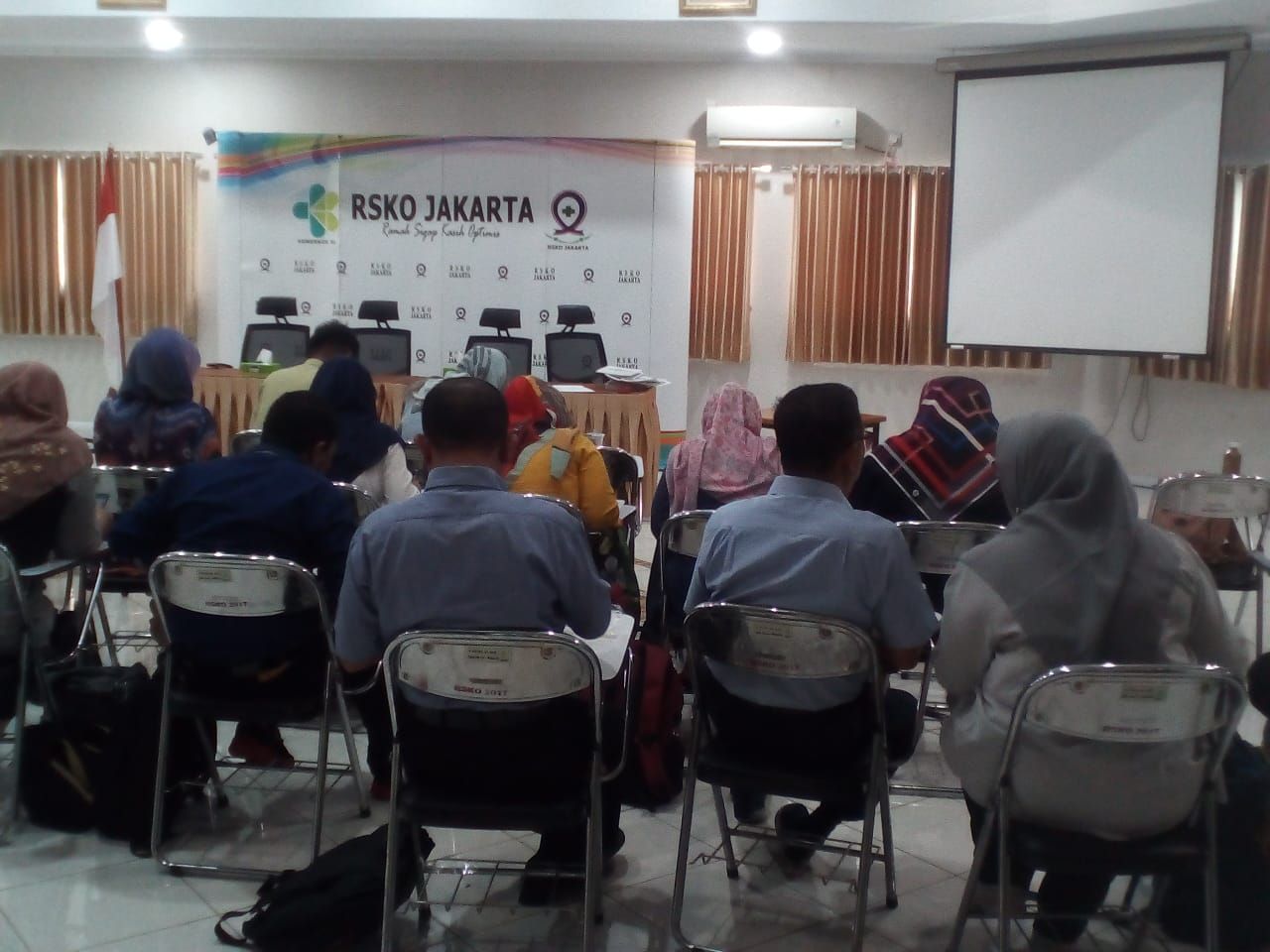 Deskripsi : Para Calon Petugas Kesehatan Haji Indonesia sedang melaksanakan test MMPI I Sumber Foto : dokpri