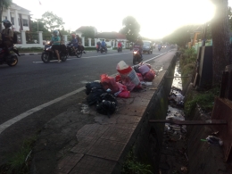 Tumpukan sampah di atas trotoar di jalan Pemuda Sungailiat, kabupaten Bangka foto saya ambil Jumat 21/2/2020 (dokpri) 